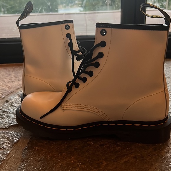 White dock martins - Picture 2 of 5